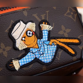 LV Mini Soft Trunk сумка на цепочке Модель： M80159 Эта сумка Min