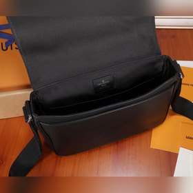 LV District Маленькая сумка-почтальон Модель： M30850 Эта сумка-п