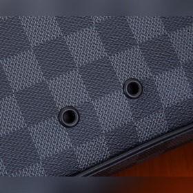 LV Почтовая сумка Alpha из цельностального металла Модель： N40364