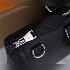 LV Slim портфель Модель： M30810 Изготовлен из кожи Taga с тонкой 