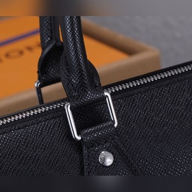 LV Slim портфель Модель： M30810 Изготовлен из кожи Taga с тонкой 