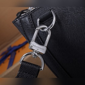 LV Slim портфель Модель： M30810 Изготовлен из кожи Taga с тонкой 