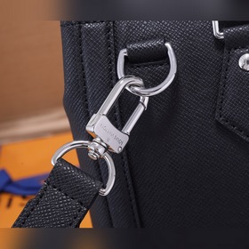 Сумка LV Vertical Tote Модель： M30811 Креативная интерпретация ди