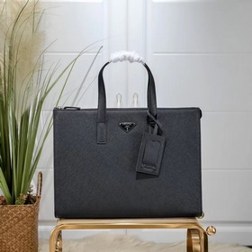 LV портфель, модель 2VG039 Эта лаконичная сумка-тоут сочетает в с