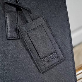 LV портфель, модель 2VG039 Эта лаконичная сумка-тоут сочетает в с