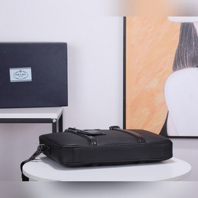 PRADA портфель Модель： 2VE368 Деловая сумка PRADA, импорт из Ита