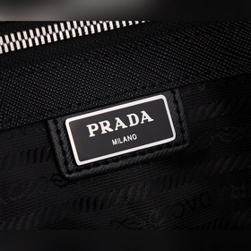 Мужская сумка PRADA, модель 2VG030 Эта лаконичная сумка-тоут соче