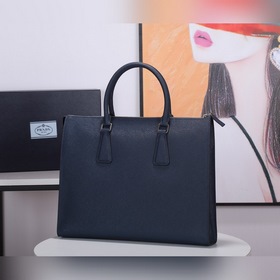 Мужская сумка PRADA, модель 2VG030 Эта лаконичная сумка-тоут соч