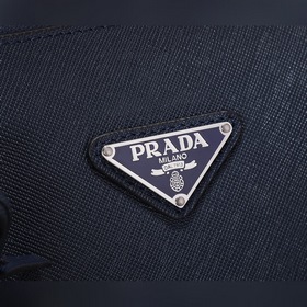 Мужская сумка PRADA, модель 2VG030 Эта лаконичная сумка-тоут соч