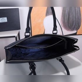 Мужская сумка PRADA, модель 2VG030 Эта лаконичная сумка-тоут соч