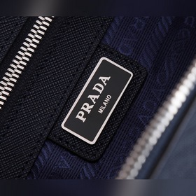 Мужская сумка PRADA, модель 2VG030 Эта лаконичная сумка-тоут соч