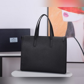 Мужская сумка PRADA, модель 2VG039 Эта лаконичная сумка-тоут соче