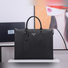 Мужская сумка PRADA, модель 2VG030 Эта лаконичная сумка-тоут соч