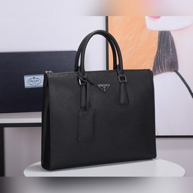 Мужская сумка PRADA, модель 2VG030 Эта лаконичная сумка-тоут соч