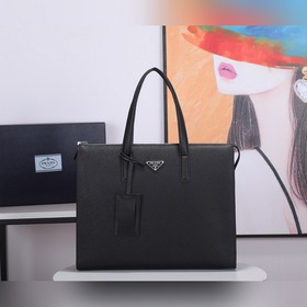 Мужская сумка PRADA, модель 2VG039 Эта лаконичная сумка-тоут соче