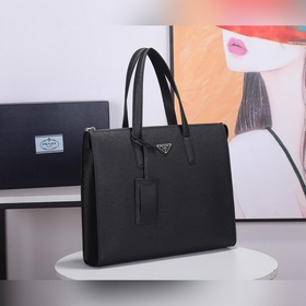 Мужская сумка PRADA, модель 2VG039 Эта лаконичная сумка-тоут соче