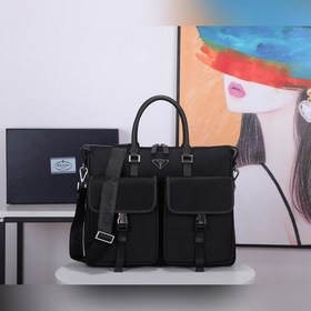 Нейлоновая сумка PRADA, модель 2VE017 Эта нейлоновая сумка для д
