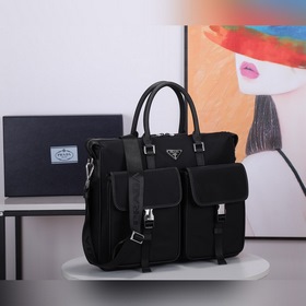 Нейлоновая сумка PRADA, модель 2VE017 Эта нейлоновая сумка для д
