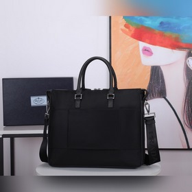Нейлоновая сумка PRADA, модель 2VE017 Эта нейлоновая сумка для д