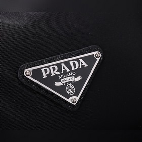 Нейлоновая сумка PRADA, модель 2VE017 Эта нейлоновая сумка для д