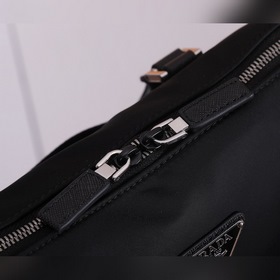 Нейлоновая сумка PRADA, модель 2VE017 Эта нейлоновая сумка для д