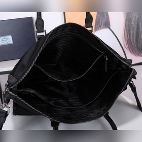Нейлоновая сумка PRADA, модель 2VE017 Эта нейлоновая сумка для д