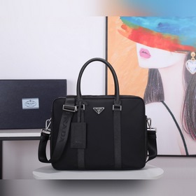 Нейлоновый портфель PRADA Prada Модель 2VE871 Изготовлена из ор