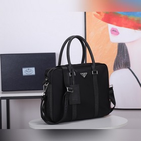 Нейлоновый портфель PRADA Prada Модель 2VE871 Изготовлена из ор