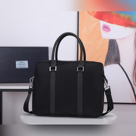 Нейлоновый портфель PRADA Prada Модель 2VE871 Изготовлена из ор