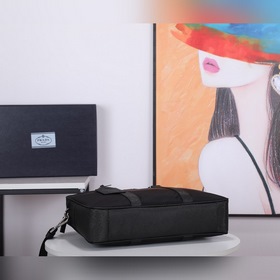 Нейлоновый портфель PRADA Prada Модель 2VE871 Изготовлена из ор