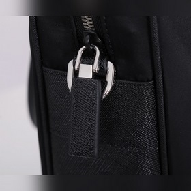 Нейлоновый портфель PRADA Prada Модель 2VE871 Изготовлена из ор