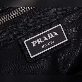 Нейлоновый портфель PRADA Prada Модель 2VE871 Изготовлена из ор