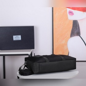 Нейлоновый портфель PRADA Prada Модель 2VE871 Изготовлена из ор