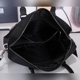 Нейлоновый портфель PRADA Prada Модель 2VE871 Изготовлена из ор