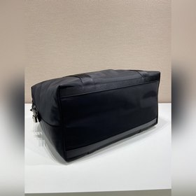 Классическая дорожная сумка PRADA, модель 2VC796 Эта дорожная су