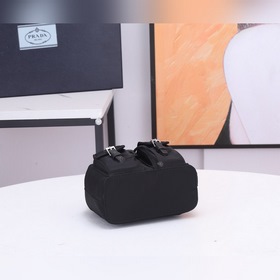 PRADA Мини-рюкзак с перекрестными ремнями, модель 1BH029 Очень ми
