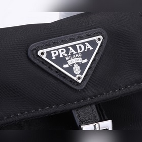 PRADA Мини-рюкзак с перекрестными ремнями, модель 1BH029 Очень ми