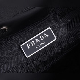 PRADA Мини-рюкзак с перекрестными ремнями, модель 1BH029 Очень ми