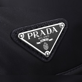 Новый рюкзак PRADA, модель 1BZ677A Эта нейлоновая сумка через пле