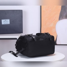 Новый рюкзак PRADA, модель 1BZ677A Эта нейлоновая сумка через пле