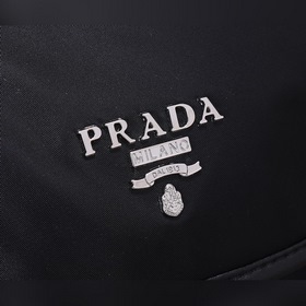 Новый рюкзак PRADA, модель 1BZ677A Этот нейлоновый рюкзак с изыск