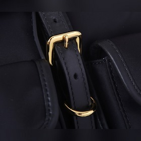 Рюкзак PRADA, модель 1BZ677A Эта нейлоновая сумка-рюкзак с изыска