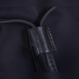 Рюкзак PRADA, модель 1BZ677A Эта нейлоновая сумка-рюкзак с изыска