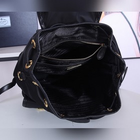 Рюкзак PRADA, модель 1BZ677A Эта нейлоновая сумка-рюкзак с изыска