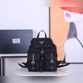 Рюкзак PRADA, модель 1BZ677A Эта нейлоновая сумка-рюкзак с изыска