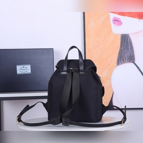 Рюкзак PRADA, модель 1BZ677A Эта нейлоновая сумка-рюкзак с изыска