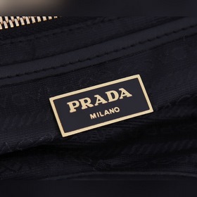 Рюкзак PRADA, модель 1BZ677A Эта нейлоновая сумка-рюкзак с изыска