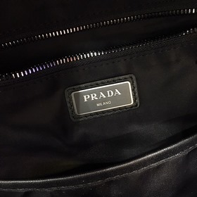 PRADA Новая сумка через плечо, модель 1BZ066 Изготовлена из импор
