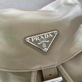 PRADA Новый рюкзак Модель 1BZ811 Новый цвет. Этот нейлоновый рюкз