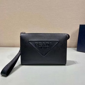 Мужская сумка PRADA, модель 2VF039 Эта сумка-клатч имеет изящный 
